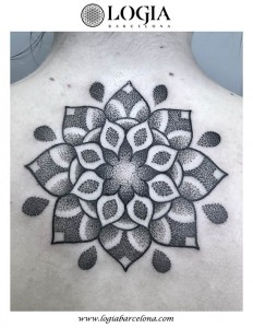 tatuaje-espalda-mandala-Logia-Barcelona-Dasly (1)    